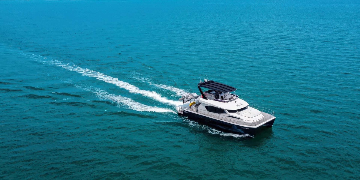 Аренда моторного катамарана Power 53 My Sky на Пхукете